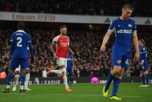Arsenal (áo đỏ) nhấn chìm Chelsea. Ảnh: AFP Arsenal (áo đỏ) nhấn chìm Chelsea. Ảnh: AFP