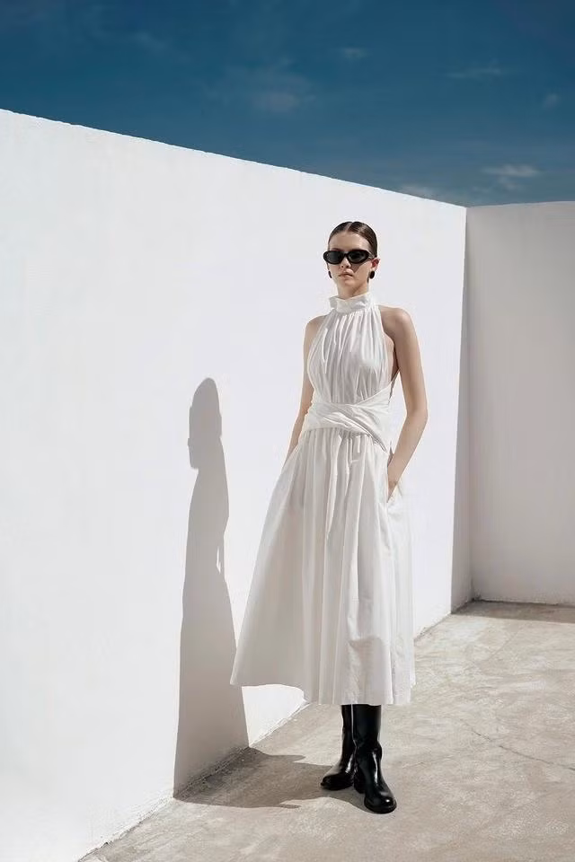 Váy dài lấy cảm hứng từ chiếc áo yếm làm từ vải cotton với độ nhún xếp tự nhiên cuốn hút, chi tiết cách điệu nơi eo tạo hình ảnh cá tính ấn tượng. ẢNH: WEPHOBIA