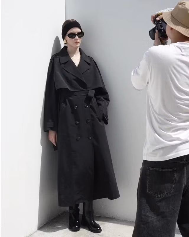 Mùa này, hãy bắt đầu "để ý" đến những mẫu áo khoác dáng dài có thể diện thành váy midi. Chúng chứa đựng sự linh hoạt và thuận tiện cho người mặc, đồng thời giúp tiết kiệm đáng kể chi phí làm mới tủ đồ mỗi mùa. ẢNH: WEPHOBIA