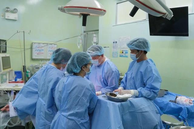 Các y bác sĩ trực Bệnh viện Hùng vương chuẩn bị đón công dân đầu năm bằng phương pháp sinh mổ. Ảnh: T.C