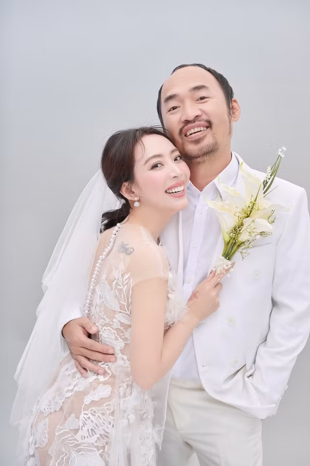 Thời điểm quảng bá phim Con Nhót mót chồng, Thu Trang tiết lộ ý định sinh thêm em bé. Cô nói bản thân đã sẵn sàng để gia đình có thêm thành viên mới. “Tuy nhiên tôi không quá vội vàng, mà để mọi chuyện diễn ra tự nhiên. Khi nào tin vui đến, tôi sẽ chia sẻ với mọi người", nữ diễn viên bày tỏ. Hiện tại, Thu Trang - Tiến Luật đang nghỉ ngơi, chuẩn bị cho các dự án điện ảnh mới. Ảnh: NVCC