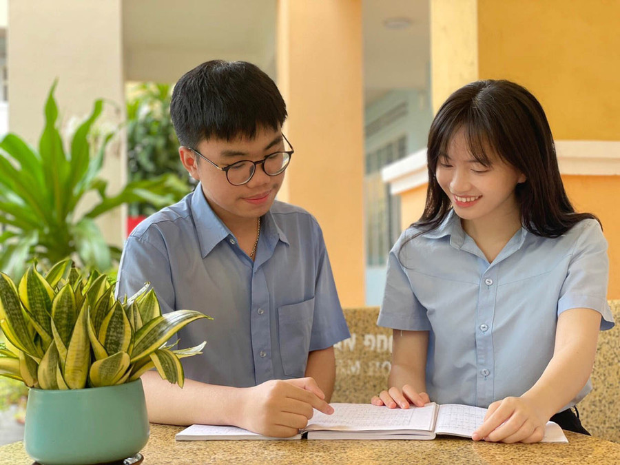 Em Nguyễn Đức Toàn và Lê Hà Thanh Nhã (học sinh Trường THPT chuyên Hùng Vương) góp mặt tại lớp bồi dưỡng sáng tác “Văn học trẻ-Văn học dân tộc thiểu số”. Ảnh: P.D