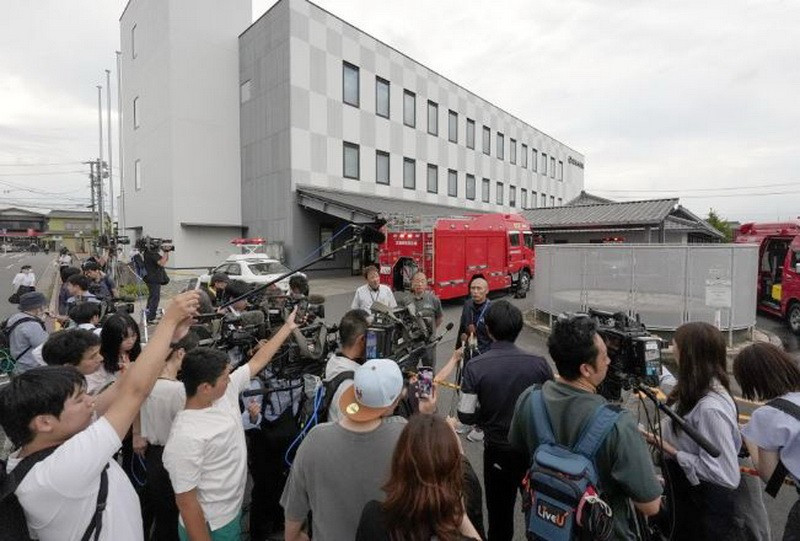 Các phóng viên tập trung trước Tòa thị chính Takahama ở tỉnh Aichi, miền Trung Nhật Bản sau vụ việc. (Nguồn: Kyodo) Các phóng viên tập trung trước Tòa thị chính Takahama ở tỉnh Aichi, miền Trung Nhật Bản sau vụ việc. (Nguồn: Kyodo)