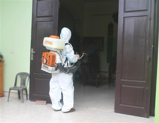 Phun thuốc phòng chống dịch sốt xuất huyết. (Ảnh: Hải Yến/TTXVN) Phun thuốc phòng chống dịch sốt xuất huyết. (Ảnh: Hải Yến/TTXVN)