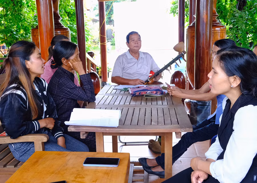 Nghện nhân Ưu tú Đinh Keo cùng cây đàn goog giúp các học viên cảm nhận vẻ đẹp của dân ca Bahnar. Ảnh: H.N Nghện nhân Ưu tú Đinh Keo cùng cây đàn goog giúp các học viên cảm nhận vẻ đẹp của dân ca Bahnar. Ảnh: H.N