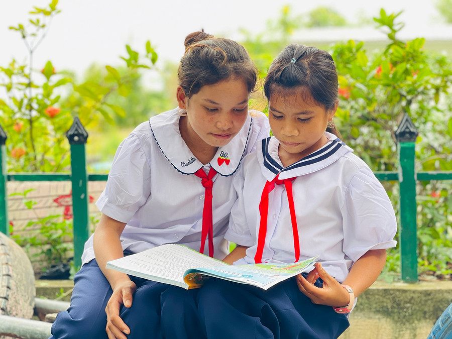 Cô bé Rơmah H’Thiết (bên trái, 10 tuổi, làng Hek) là 1 trong 12 đứa trẻ đầu tiên ở núi Cheng Leng được đến trường. Ảnh: Trần Dung Cô bé Rơmah H’Thiết (bên trái, 10 tuổi, làng Hek) là 1 trong 12 đứa trẻ đầu tiên ở núi Cheng Leng được đến trường. Ảnh: Trần Dung