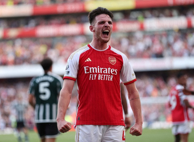 ‘Bom tấn’ Declan Rice ghi bàn phút bù giờ, Arsenal nối dài mạch thắng trước M.U - Ảnh 1. Declan Rice chứng tỏ giá trị bằng bàn thắng ở phút 90+6. Ảnh: REUTERS