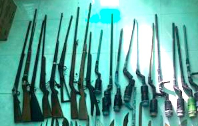 Người dân Kon Tum giao nộp vũ khí cho công an