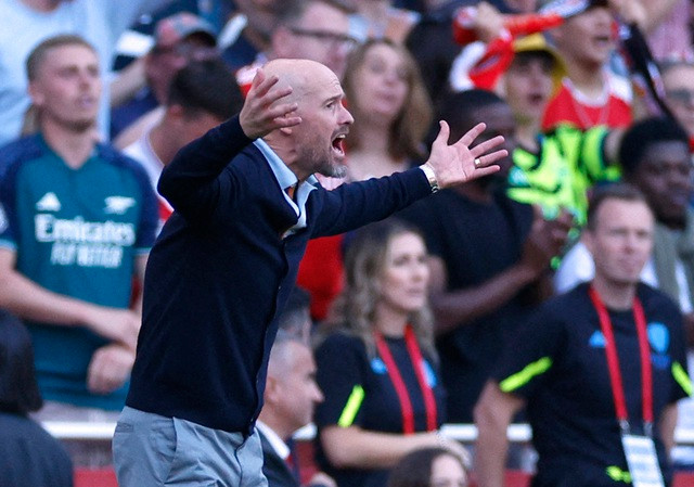 ‘Bom tấn’ Declan Rice ghi bàn phút bù giờ, Arsenal nối dài mạch thắng trước M.U - Ảnh 3. HLV Erik ten Hag chắc chắn không hài lòng khi thua trước Arsenal. Ảnh: REUTERS