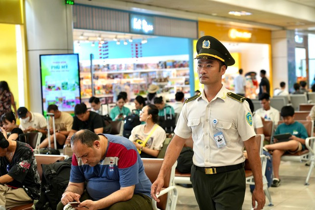 Ngành hàng không áp dụng biện pháp kiểm soát an ninh hàng không tăng cường cấp độ 1 trong thời gian tổ chức tang lễ Tổng Bí thư Nguyễn Phú Trọng. Ảnh: Phan Công Ngành hàng không áp dụng biện pháp kiểm soát an ninh hàng không tăng cường cấp độ 1 trong thời gian tổ chức tang lễ Tổng Bí thư Nguyễn Phú Trọng. Ảnh: Phan Công