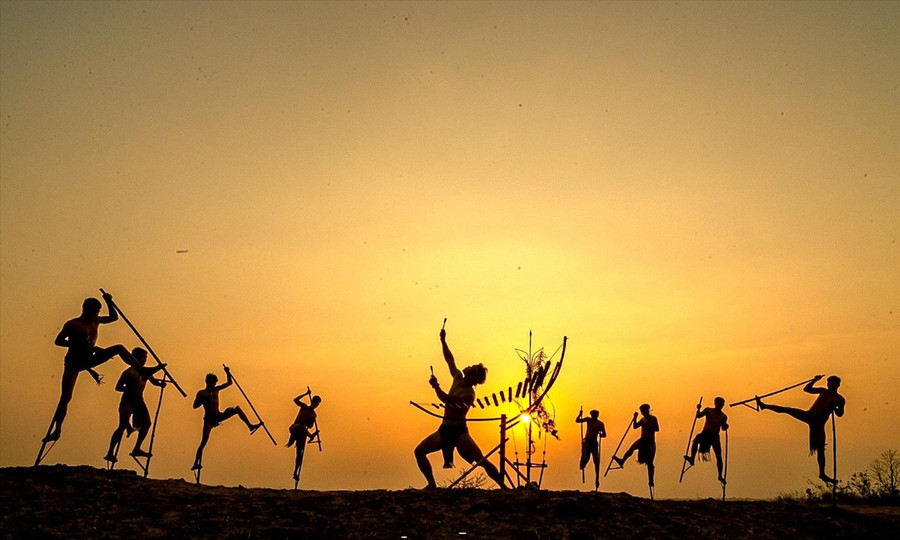 Không chỉ trong thi đấu thể thao, cà kheo còn thể hiện sự mạnh mẽ, khéo léo của người đàn ông trong những tấm ảnh nghệ thuật. Ảnh: Nguyễn Linh Vinh Quốc Không chỉ trong thi đấu thể thao, cà kheo còn thể hiện sự mạnh mẽ, khéo léo của người đàn ông trong những tấm ảnh nghệ thuật. Ảnh: Nguyễn Linh Vinh Quốc