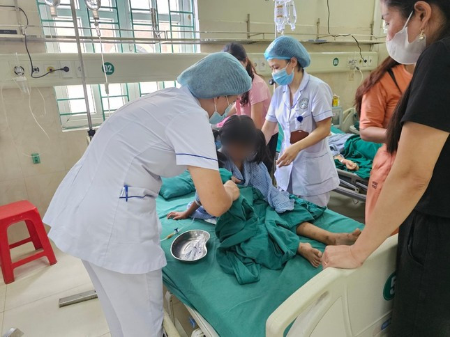 Các bác sĩ thăm khám cho cháu Lò Mai Phương. Các bác sĩ thăm khám cho cháu Lò Mai Phương.