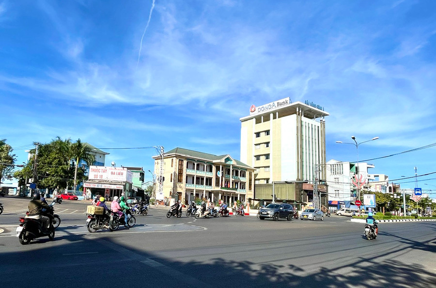 Nút giao thông Ngã ba Hoa Lư (đường Phạm Văn Đồng và Phan Đình Phùng, TP. Pleiku) đã được cải tạo, mở rộng giải quyết được tình trạng ùn tắc giao thông cục bộ giờ cao điểm. Ảnh: M.P