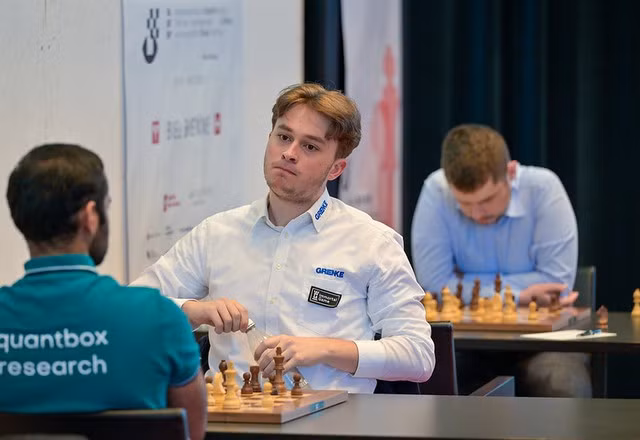 Vincent Keymer thất thủ ở ván cuối và mất ngôi vô địch về tay Lê Quang Liêm. Ảnh: BIEL CHESS