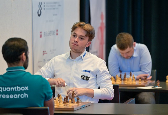 Vincent Keymer thất thủ ở ván cuối và mất ngôi vô địch về tay Lê Quang Liêm. Ảnh: BIEL CHESS