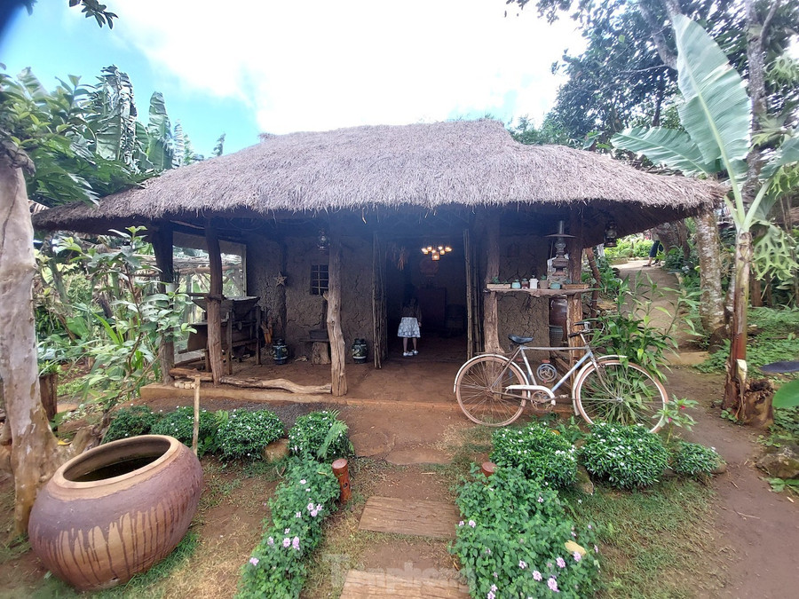 Những năm gần đây, ngày càng có nhiều quán cà phê mang hơi hướng xưa cũ. Dạo một vòng quanh thành phố, dễ dàng tìm thấy nhiều quán cà phê với phong cách bài trí không gian xưa.