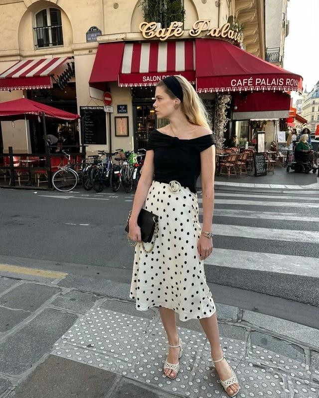 Mặc chân váy dài theo phong cách Chic cùng gợi ý chân váy họa tiết chấm bi, áo kiểu trễ vai, xăng đan họa tiết kèm băng đô lụa/ nhung màu đen gợi nhớ hình ảnh thanh lịch cổ điển. Ảnh Elodieromy Mặc chân váy dài theo phong cách Chic cùng gợi ý chân váy họa tiết chấm bi, áo kiểu trễ vai, xăng đan họa tiết kèm băng đô lụa/ nhung màu đen gợi nhớ hình ảnh thanh lịch cổ điển. Ảnh Elodieromy