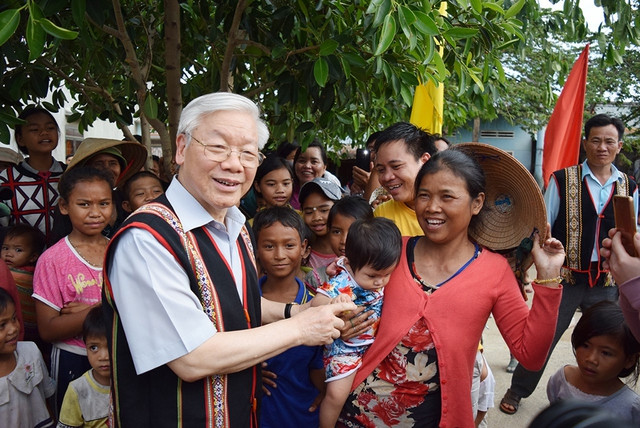 Tổng Bí thư Nguyễn Phú Trọng thăm hỏi người dân tại làng Kon Rờ Bàng, xã Vinh Quang, TP.Kon Tum, Kon Tum năm 2017. Ảnh: TÚ QUYÊN Tổng Bí thư Nguyễn Phú Trọng thăm hỏi người dân tại làng Kon Rờ Bàng, xã Vinh Quang, TP.Kon Tum, Kon Tum năm 2017. Ảnh: TÚ QUYÊN