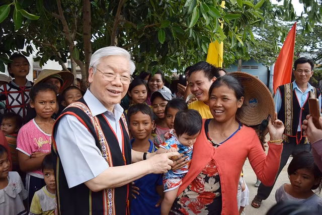 Tổng Bí thư Nguyễn Phú Trọng thăm hỏi người dân tại làng Kon Rờ Bàng, xã Vinh Quang, TP.Kon Tum, Kon Tum năm 2017. Ảnh: TÚ QUYÊN