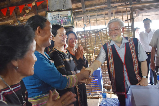 Tổng Bí thư thăm hỏi các già làng, người có uy tín của làng Kon Rờ Bàng (xã Vinh Quang, TP.Kon Tum, Kon Tum) năm 2017. Ảnh: TÚ QUYÊN Tổng Bí thư thăm hỏi các già làng, người có uy tín của làng Kon Rờ Bàng (xã Vinh Quang, TP.Kon Tum, Kon Tum) năm 2017. Ảnh: TÚ QUYÊN