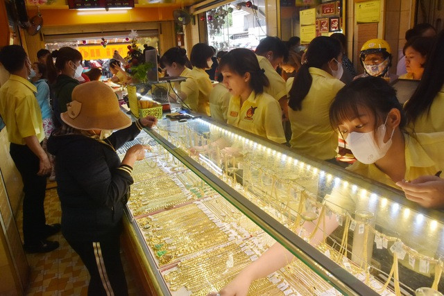 Giá vàng hôm nay của thế giới giảm còn 2.027 USD/ounce Giá vàng hôm nay của thế giới giảm còn 2.027 USD/ounce