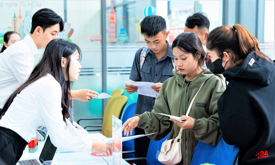 Cán bộ tuyển sinh Trường Đại học Công nghệ TPHCM hướng dẫn thí sinh làm thủ tục nhập học ngày 20-8.