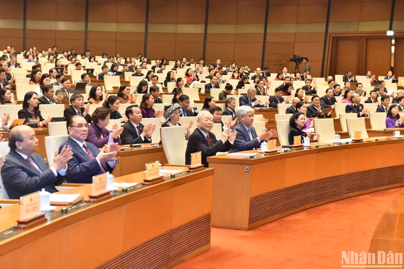 Các đồng chí lãnh đạo, nguyên lãnh đạo Đảng, Nhà nước và các đại biểu Quốc hội dự phiên bế mạc. (Ảnh: ĐĂNG KHOA)