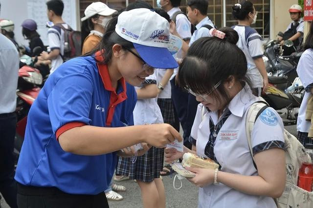 Sinh viên tình nguyện sẵn sàng hỗ trợ thí sinh. Ảnh: HOÀNG NHÂN Sinh viên tình nguyện sẵn sàng hỗ trợ thí sinh. Ảnh: HOÀNG NHÂN