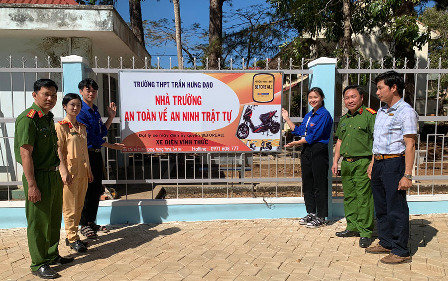 Trường THPT Trần Hưng Đạo (huyện Mang Yang) triển khai mô hình “Nhà trường an toàn về an ninh trật tự” nhằm góp phần nâng cao ý thức chấp hành Luật Giao thông đường bộ trong học sinh. Ảnh: R.H