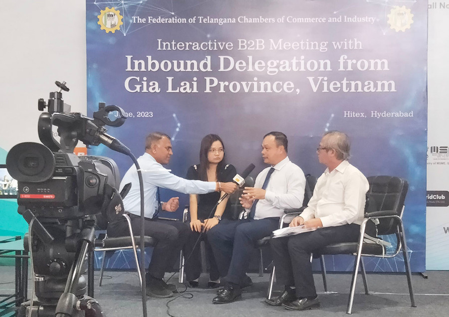 Phó Chủ tịch UBND tỉnh Dương Mah Tiệp trả lời phỏng vấn báo chí. Ảnh: H.H