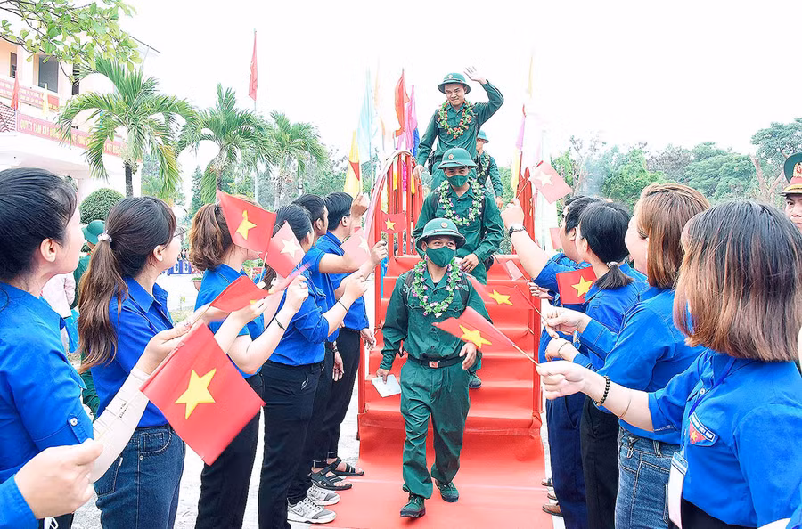 Tân binh tại thị xã Ayun Pa bước qua cầu vinh quang lên đường nhập ngũ. Ảnh: Đức Thụy