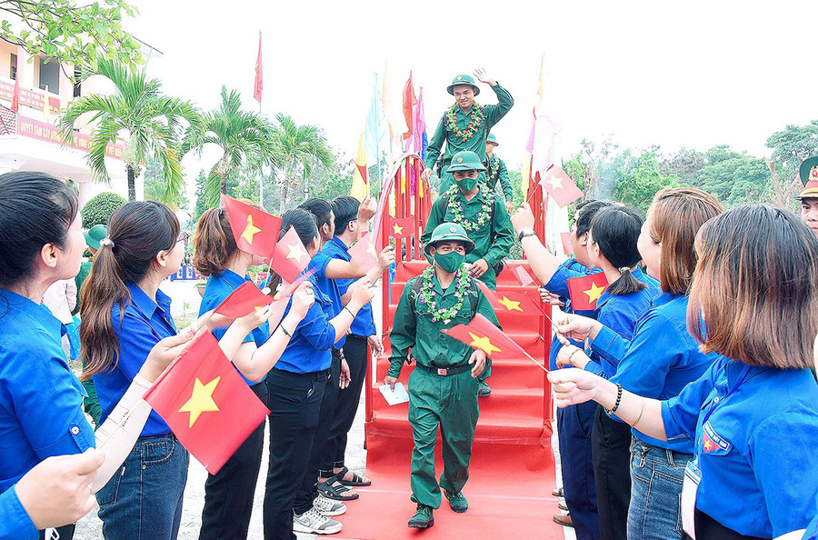 Tân binh tại thị xã Ayun Pa bước qua cầu vinh quang lên đường nhập ngũ. Ảnh: Đức Thụy Tân binh tại thị xã Ayun Pa bước qua cầu vinh quang lên đường nhập ngũ. Ảnh: Đức Thụy