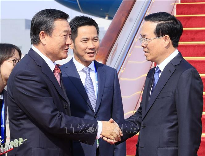 Bộ trưởng Bộ Nhà ở và Xây dựng đô thị, nông thôn Trung Quốc Nghê Hồng đón Chủ tịch nước Võ Văn Thưởng tại Sân bay Bắc Kinh. Ảnh: Thống Nhất/TTXVN Bộ trưởng Bộ Nhà ở và Xây dựng đô thị, nông thôn Trung Quốc Nghê Hồng đón Chủ tịch nước Võ Văn Thưởng tại Sân bay Bắc Kinh. Ảnh: Thống Nhất/TTXVN