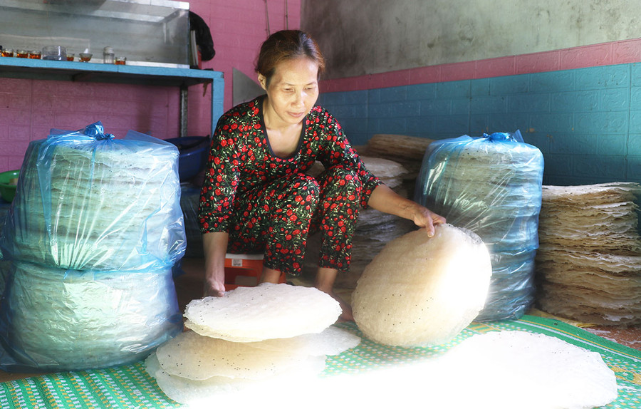 Bà Đặng Thị Hà (thôn An Điền Nam, xã Cửu An, thị xã An Khê) sắp bánh tráng thành ràng để giao cho khách hàng. Ảnh: Ngọc Minh Bà Đặng Thị Hà (thôn An Điền Nam, xã Cửu An, thị xã An Khê) sắp bánh tráng thành ràng để giao cho khách hàng. Ảnh: Ngọc Minh
