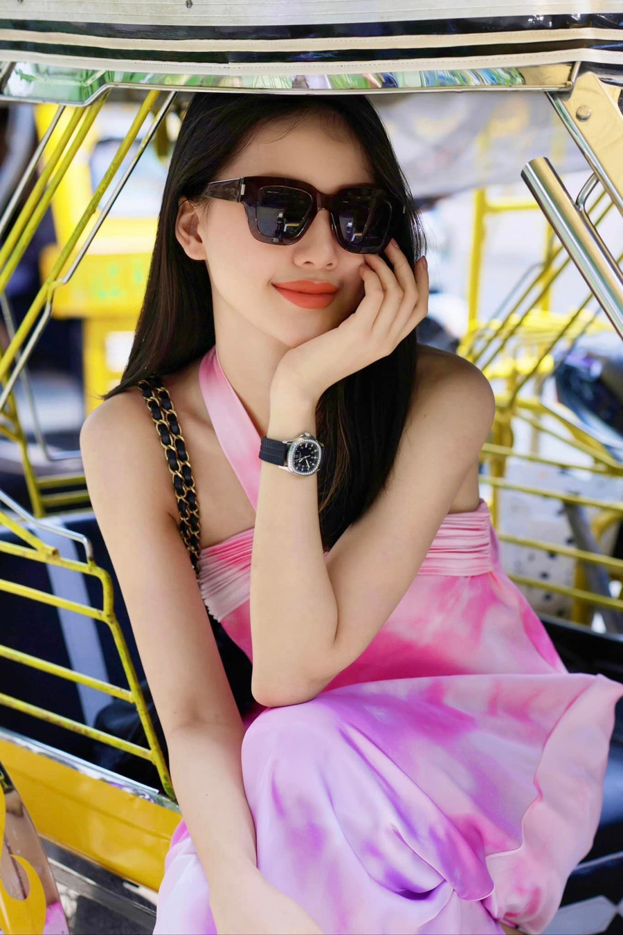 Ngoài làm mẫu, cô còn kinh doanh tại TP.HCM. Trở lại Miss Universe Vietnam 2023, Bùi Quỳnh Hoa mong muốn cho mọi người thấy một phiên bản tốt hơn của mình. Ngoài làm mẫu, cô còn kinh doanh tại TP.HCM. Trở lại Miss Universe Vietnam 2023, Bùi Quỳnh Hoa mong muốn cho mọi người thấy một phiên bản tốt hơn của mình.