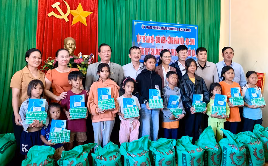 Bà Trần Thị Út (hàng sau, thứ 4 từ phải sang) chụp ảnh lưu niệm cùng các Mạnh Thường Quân trong buổi trao tặng thẻ BHYT cho các em học sinh khó khăn. Ảnh: N.N