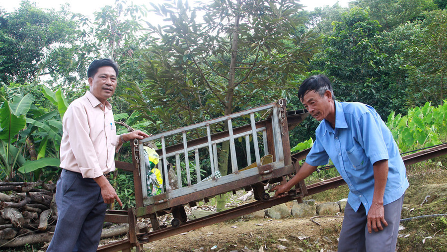 Hệ thống máy vận chuyển nông sản, vật tư nông nghiệp trên địa hình dốc của lão nông Trần Văn Túy (bìa phải) Hệ thống máy vận chuyển nông sản, vật tư nông nghiệp trên địa hình dốc của lão nông Trần Văn Túy (bìa phải)