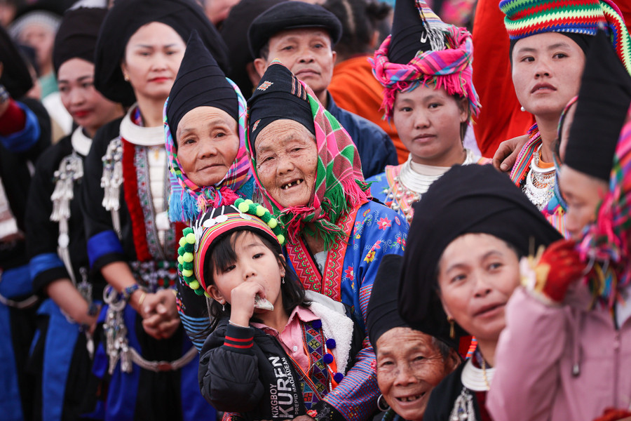 Đồng bào các dân tộc xã Sà Dề Phìn chào đón Thủ tướng và Đoàn công tác. Ảnh: VGP/Nhật Bắc
