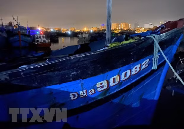 Tàu cá bị cháy mang số hiệu ĐNa 90082 TS. (Ảnh: TTXVN phát)