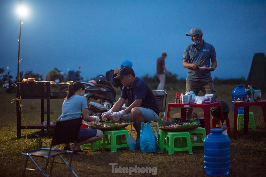 Khi cắm trại qua đêm, khách sẽ được nhóm Green Camp của người dân nơi đây hỗ trợ dịch vụ cắm trại và ăn uống. Ngoài sản phẩm của địa phương, nhóm Green Camp còn cung cấp rượu cần truyền thống của người Hrê cho du khách nếu có nhu cầu thưởng thức. Ảnh: GREENCAMP.