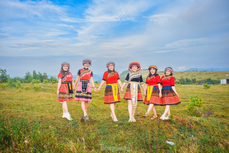 Du khách thích thú chụp hình ở thảo nguyên Bùi Hui. Ảnh: GREENCAMP.