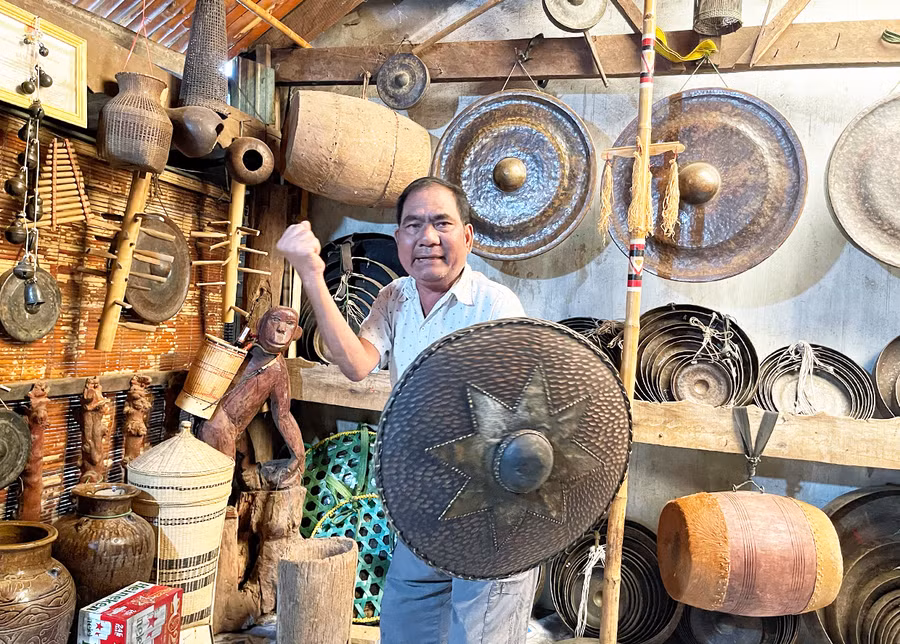 Nghệ nhân Ưu tú Ksor Hnao sưu tầm và lưu giữ nhiều hiện vật dân tộc học có giá trị. Ảnh: Hoàng Ngọc