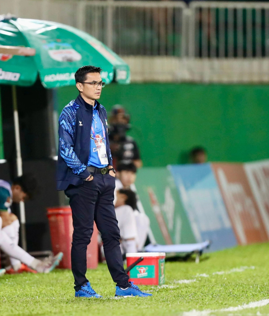 HLV Kiatisak đương đầu với chồng chất khó khăn