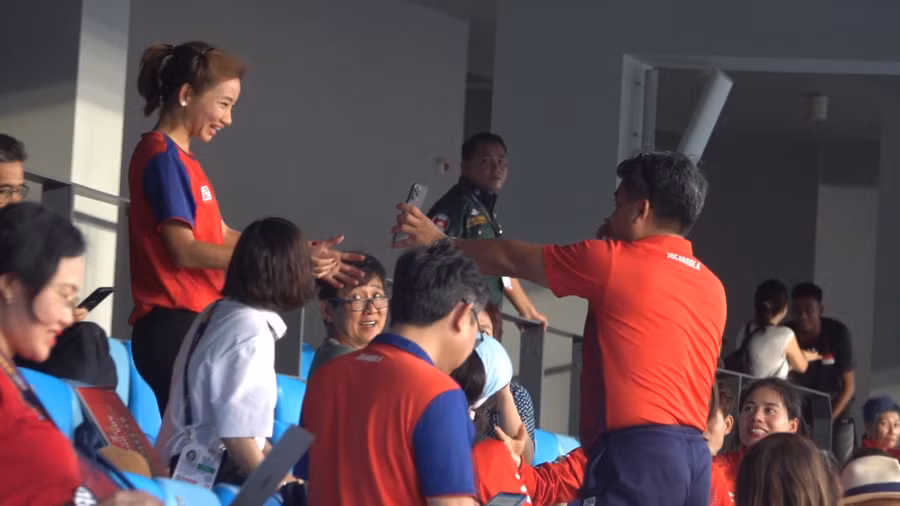 Ngồi xem các đồng đội thi đấu vào chiều 10.5, Nguyễn Thị Oanh mừng rỡ khi nhận tin mình được thưởng xe ô tô. Ảnh: Nam Trung