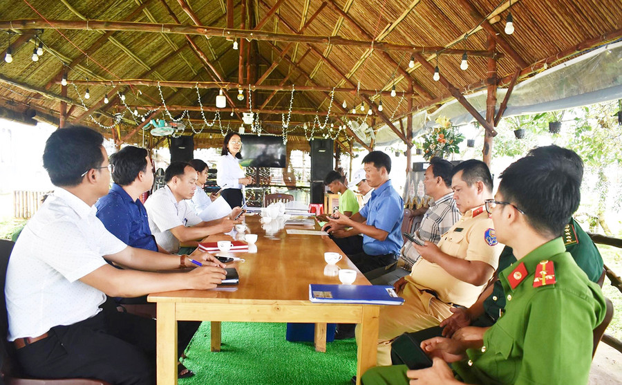 Đoàn kiểm tra Liên ngành huyện Ia Grai triển khai kiểm tra các cơ sở kinh doanh, lưu trú trên địa bàn xã Ia O. Ảnh: Minh Thoan