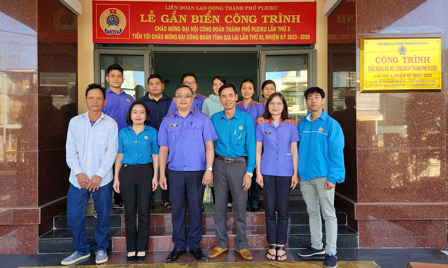 Liên đoàn Lao động TP. Pleiku phối hợp với các đơn vị liên quan gắn biển công trình chào mừng Đại hội Công đoàn thành phố tại trụ sở làm việc cơ quan Viện Kiểm sát nhân dân thành phố. Ảnh: Đ.Y Liên đoàn Lao động TP. Pleiku phối hợp với các đơn vị liên quan gắn biển công trình chào mừng Đại hội Công đoàn thành phố tại trụ sở làm việc cơ quan Viện Kiểm sát nhân dân thành phố. Ảnh: Đ.Y