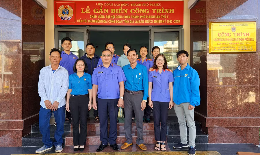 Liên đoàn Lao động TP. Pleiku phối hợp với các đơn vị liên quan gắn biển công trình chào mừng Đại hội Công đoàn thành phố tại trụ sở làm việc cơ quan Viện Kiểm sát nhân dân thành phố. Ảnh: Đ.Y