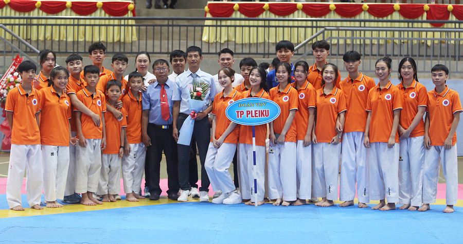 Võ sư Nguyễn Như Út (người cầm hoa) cùng đoàn VĐV Taekwondo TP. Pleiku tại Đại hội Thể dục thể thao toàn tỉnh lần thứ IX-2022. Ảnh: L.VN