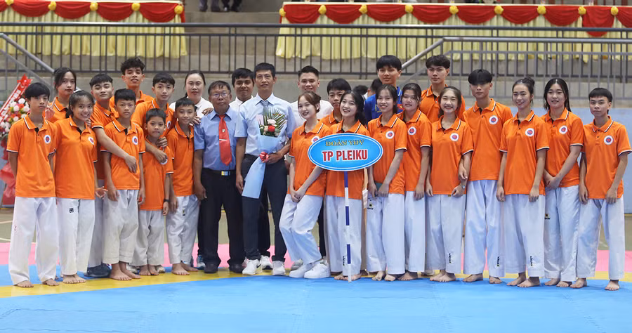 Võ sư Nguyễn Như Út (người cầm hoa) cùng đoàn VĐV Taekwondo TP. Pleiku tại Đại hội Thể dục thể thao toàn tỉnh lần thứ IX-2022. Ảnh: L.VN