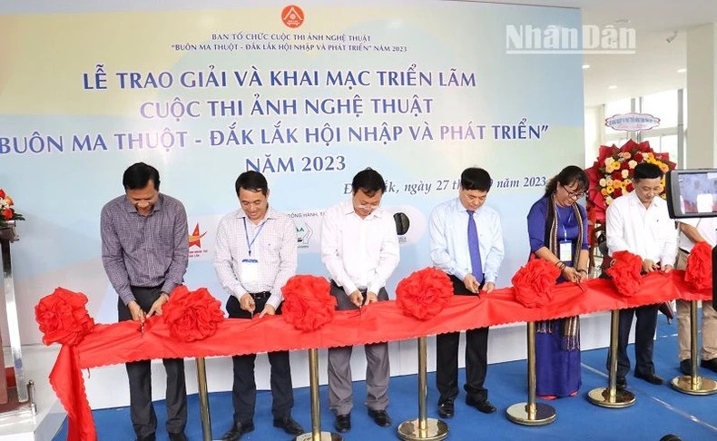 Các đại biểu cắt băng khai mạc triển lãm nghệ thuật “Buôn Ma Thuột-Đắk Lắk hội nhập và phát triển”. Các đại biểu cắt băng khai mạc triển lãm nghệ thuật “Buôn Ma Thuột-Đắk Lắk hội nhập và phát triển”.